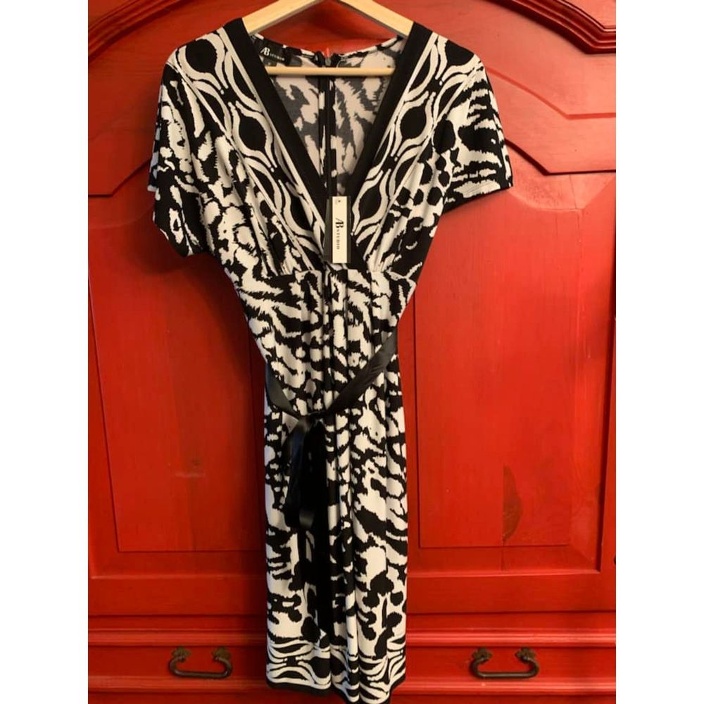 NWT AB Studio Size Medium Knee Length V Neck Dress Black White Belted NEW